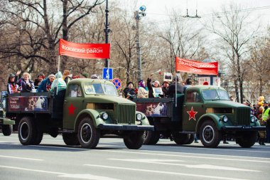 9 Mayıs 2017, Nevsky prospect, St. Petersburg, Rusya. 9 Mayıs 'ta bir askeri kamyon geçit töreni sırasında şehrin sokaklarında geziyor..
