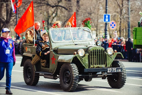 9 Mayıs 2017, Nevsky prospect, St. Petersburg, Rusya. Tatil Mayıs 9, bir askeri kamyon insanlarla bir geçit töreni sırasında şehrin sokaklarında sürmek.