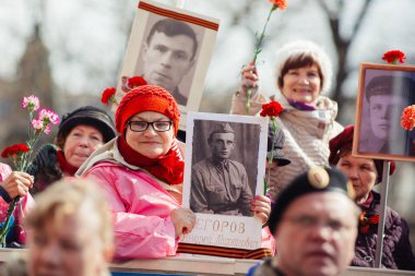 9 Mayıs 2017, Nevsky prospect, St. Petersburg, Rusya. 9 Mayıs bayramı, Ölümsüz Alay 'ın eyleminin işareti, arabadaki bir grup insan..
