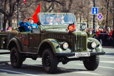 9 Mayıs 2017, Nevsky prospect, St. Petersburg, Rusya. Tatil Mayıs 9, bir askeri kamyon insanlarla bir geçit töreni sırasında şehrin sokaklarında sürmek.