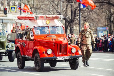 9 Mayıs 2017, Nevsky prospect, St. Petersburg, Rusya. 9 Mayıs tatili, geçit töreni sırasında şehirde kırmızı araba gezintisi, insanlar mutlu..