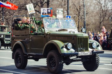 9 Mayıs 2017, Nevsky prospect, St. Petersburg, Rusya. Tatil 9 Mayıs, geçit töreni sırasında şehrin sokaklarında bir askeri araç sürmek, insanlar mutlu.
