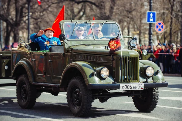 9 Mayıs 2017, Nevsky prospect, St. Petersburg, Rusya. Tatil Mayıs 9, bir askeri kamyon insanlarla bir geçit töreni sırasında şehrin sokaklarında sürmek.