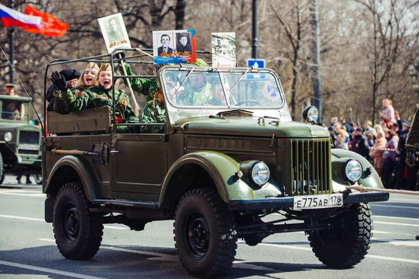 9 Mayıs 2017, Nevsky prospect, St. Petersburg, Rusya. Tatil 9 Mayıs, geçit töreni sırasında şehrin sokaklarında bir askeri araç sürmek, insanlar mutlu.