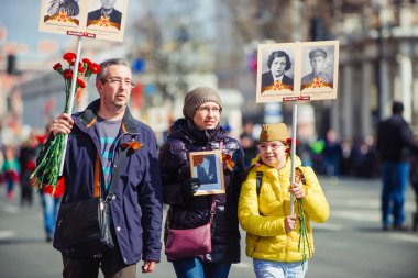 9 Mayıs 2017, Nevsky prospect, St. Petersburg, Rusya. Aile, Ölümsüz alayı eylem belirtileri, tam yükseklikte insanların bir kalabalık.