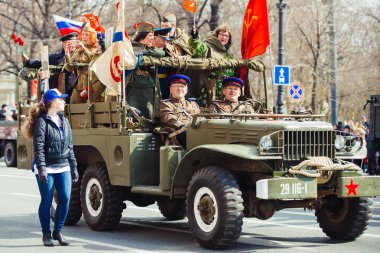 9 Mayıs 2017, Nevsky prospect, St. Petersburg, Rusya. Tatil Mayıs 9, bir askeri kamyon insanlarla bir geçit töreni sırasında şehrin sokaklarında sürmek.