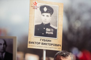 9 Mayıs 2017, Nevsky prospect, St. Petersburg, Rusya. 9 Mayıs tatili, Ölümsüz alayının hareketinin işaretleri, bir kalabalık.