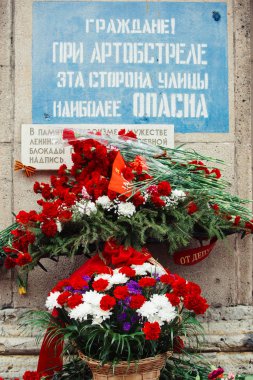 09.05.2017, Nevsky prospect, St. Petersburg, Rusya. Tatil 9 Mayıs. Yazıtlı anıt levhanın yanına kasaba halkı tarafından döşenen karanfil çiçekleri.