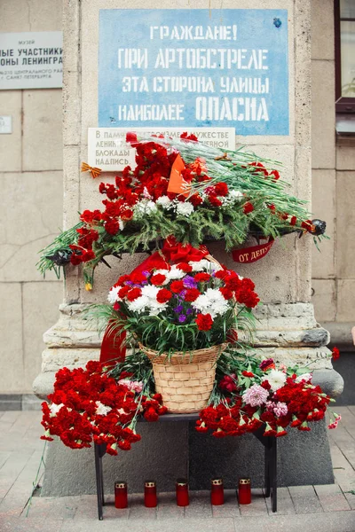 9.05.2017, Nevsky prospect, Saint-Pétersbourg, Russie. Vacances mai 9. Fleurs d'oeillet posées par les habitants près de la plaque commémorative avec l'inscription . — Photo