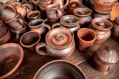 Çömlekçilik: sergide tencere ve bardaklar. Fuar, el yapımı sanat ve zanaat kavramı.
