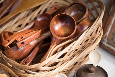 Ahşap mutfak eşyaları: kaşık hasır sepet sergide.