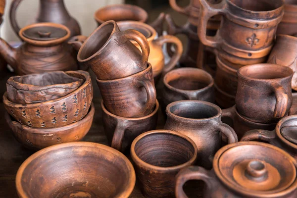 Pottery: pots and cups at the exhibition. The concept of the fair, handmade art and craft. — Stock Photo, Image