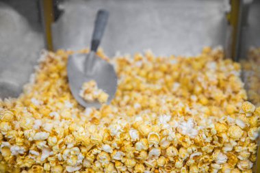 Yakın çekim içinde bir kaşık ile patlamış mısır ile Makine.