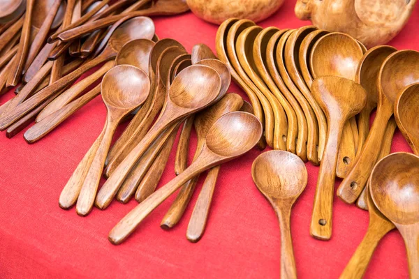Kırmızı arka plan üzerinde ahşap mutfak eşyaları veya mutfak.