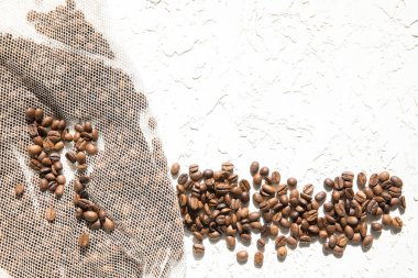 Kahve çekirdekleri ve gevşek beyaz örgü çanta. Copyspace.