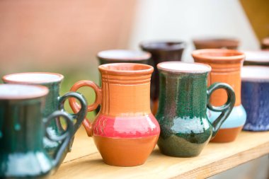 Turuncu ve yeşil sırlı kil kupalar mevsimlik fuar ustaları de pencerede el yapımı.