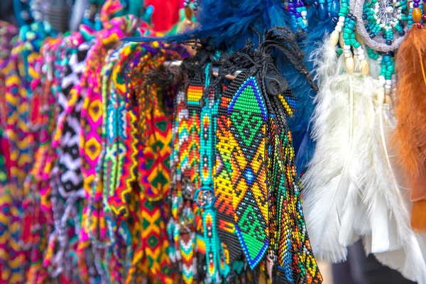 Ustalar fuarında farklı renklerde boncuklardan yapılmış bilezikler.