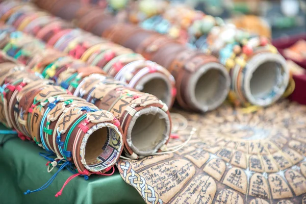 Muchas pulseras elegantes hermosas hechas de cuero con runas en relieve y la imagen en la feria de artesanos . — Foto de Stock