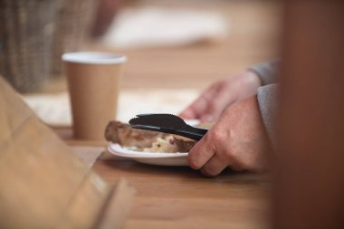 Erkeklerin elleri plastik bir tabak yiyecek alır. Evsizve muhtaç yardım kavramı.