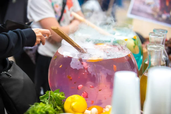 Fuarda buhar ile kırmızı ev yapımı içecekler ile büyük cam sürahi.