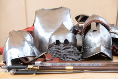 Fuarda masada üç şövalye kaskı var..