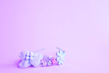 Mavi ahşap kafa bandı ve pembe arka plan üzerinde kızlar için bir dantel yay.