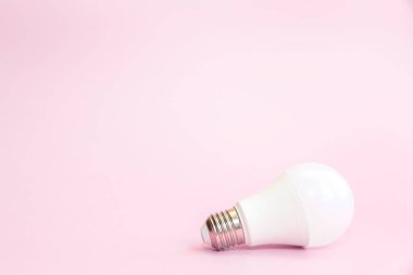 Pembe arka planda enerji tasarruflu Led ampul.