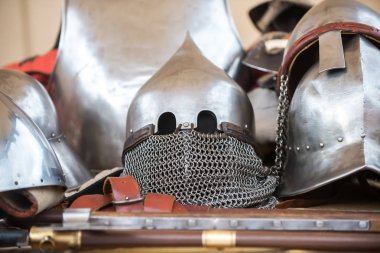 Şövalye kaskı fuarda masada..