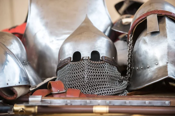 Şövalye kaskı fuarda masada..