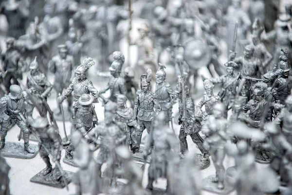 Masanın yakın çekim üzerinde tin birçok metal asker. Zanaat ve iğne işçiliği kavramı.