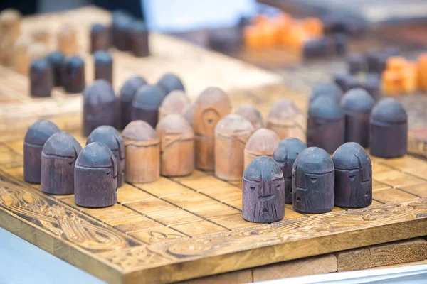 Masada İskandinav tarzında tanrılar şeklinde ahşap satranç.