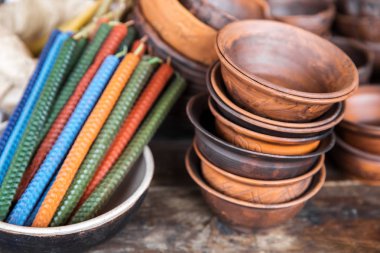 Mum mumlar ve kil kaseler mevsimlik zanaat fuarında ekranda.