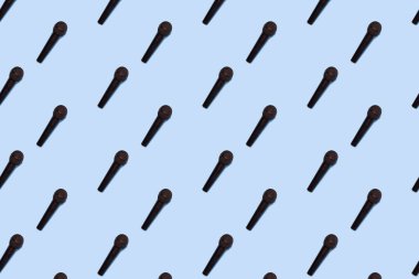 Mavi arka planda kusursuz mikrofon dokusu. Müzik düzeni.