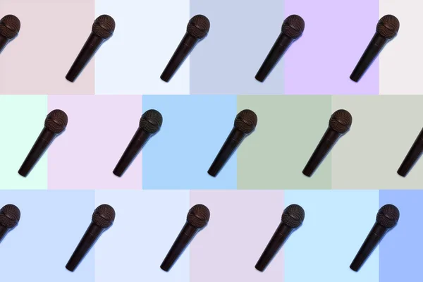 Textura del micrófono sobre fondo de color diferente. Patrón musical . —  Fotos de Stock