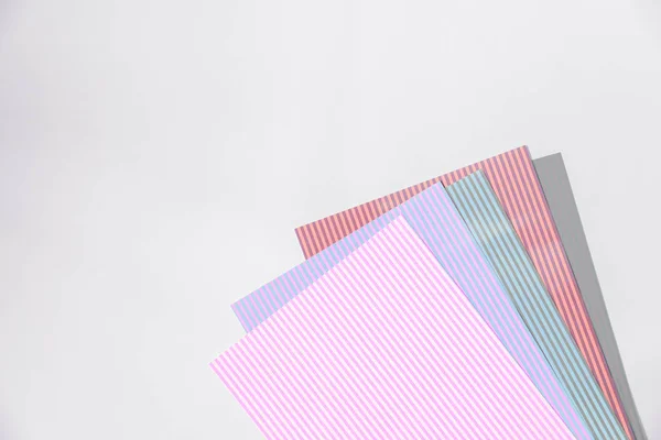 Office: gri copyspace arka plan ve çizgili karton levha bir sürü, parlak renkler.