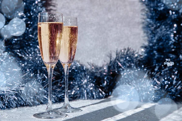 Due bellissimi bicchieri di Natale con spruzzi e decorazioni natalizie con bokeh in primo piano, misterioso sfondo nuovo anno . — Foto Stock