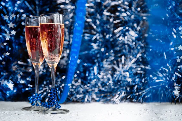 İki güzel yılbaşı bardağı ve önünde Bokeh olan Noel süslemeleri, gizemli yeni yıl arkaplanı.