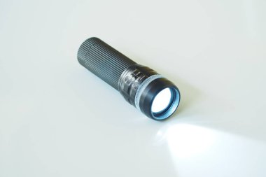 Beyaz arkaplanda el feneri