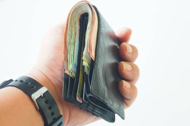 Beyaz arka planda elinde cüzdan