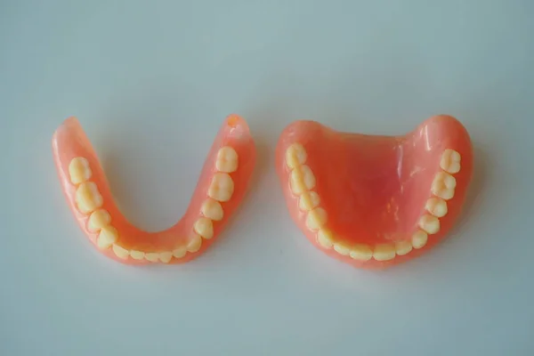 Dentaduras Sobre Fundo Branco — Fotografia de Stock