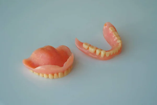 Prótesis Dentales Sobre Fondo Blanco —  Fotos de Stock