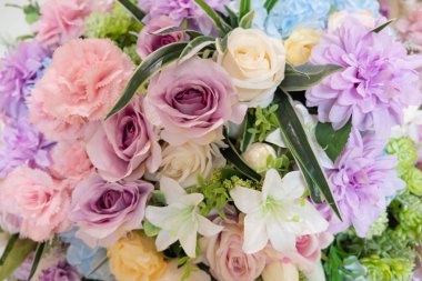 Güzel renkli bir buket çiçek.