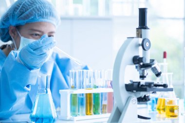 Bilim adamları araştırma, kimyasal formüller analiz, biyolojik test sonuçları, Profesör laboratuvarda hastalık tedavisi için yeni bir formül keşfetti.