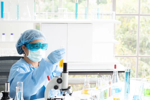 Bilim adamları araştırma, kimyasal formüller analiz, biyolojik test sonuçları, Profesör laboratuvarda hastalık tedavisi için yeni bir formül keşfetti.