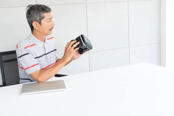 Gamepad oyun oynarken sanal gerçeklik vr gerçeklik gözlük yaşlı adam, yaşlı adam zevk ve tatil mutlu.