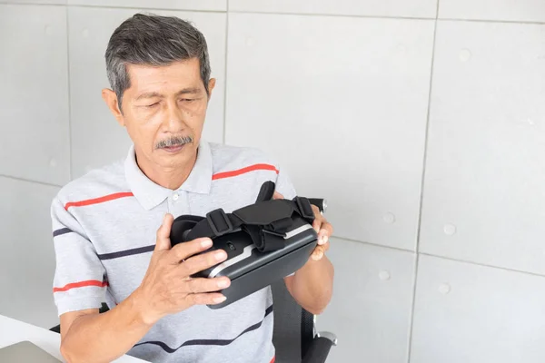 Gamepad oyun oynarken sanal gerçeklik vr gerçeklik gözlük yaşlı adam, yaşlı adam zevk ve tatil mutlu.