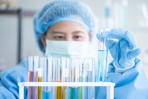 Bilim adamları araştırma, kimyasal formüller analiz, biyolojik test sonuçları, Profesör laboratuvarda hastalık tedavisi için yeni bir formül keşfetti.