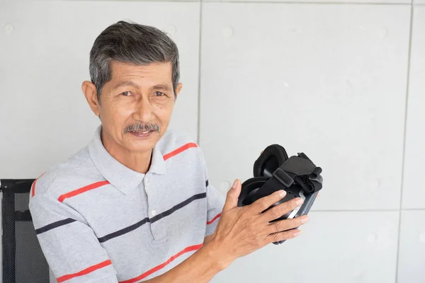 Gamepad oyun oynarken sanal gerçeklik vr gerçeklik gözlük yaşlı adam, yaşlı adam zevk ve tatil mutlu.
