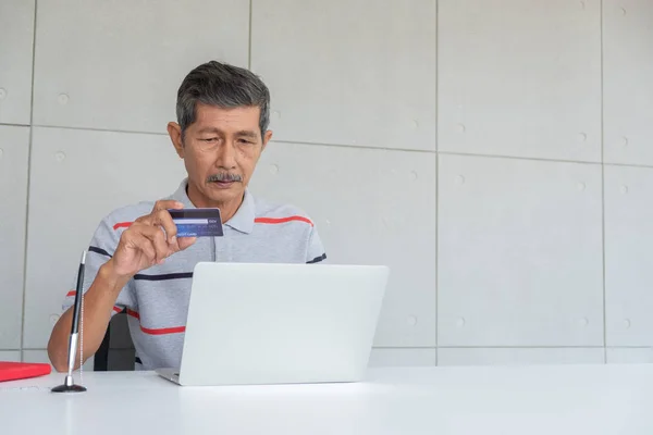 üst düzey Asyalı adam online bir kredi kartı, iş e-ticaret kavramı kullanarak