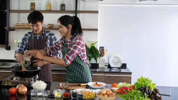 Młoda Azjatycka Para Chętnie Gotują Razem Dwie Rodziny Pomagają Sobie — Zdjęcie stockowe